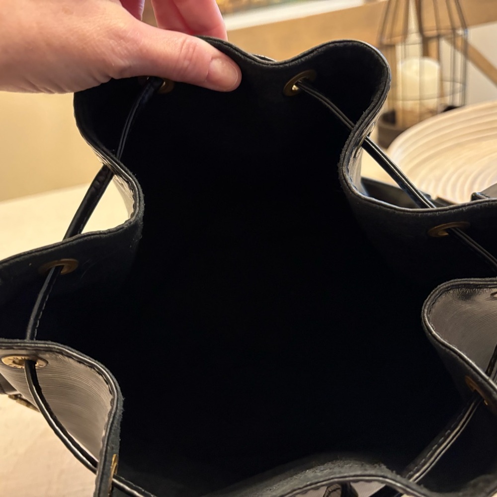 Louis Vuitton Black Shoulder Bag with Sleek Design - Picture 4 of 9